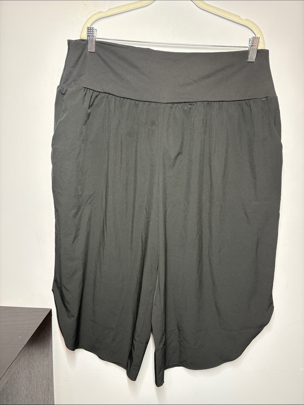 Halara Black Pull-On Wide Waistband Flowy Capris